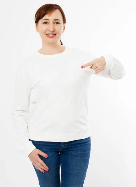 Λευκό Μακρυμάνικο Shirt Μια Μεσήλικη Γυναίκα Τζιν Και Μυτερό Χέρι — Φωτογραφία Αρχείου