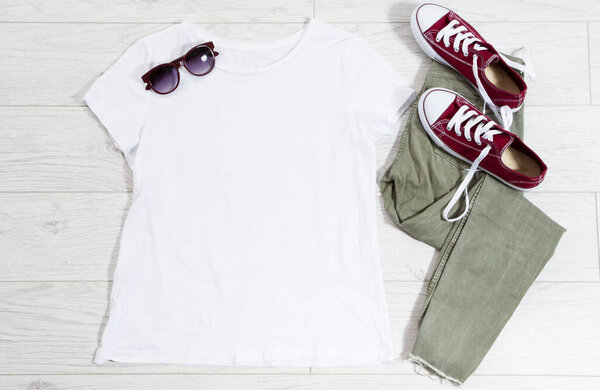 Вид сверху на футболку, макет футболки, пустая футболка. Летняя концепция повседневной одежды фон копирования пространства. Чистая рубашка на деревянном фоне