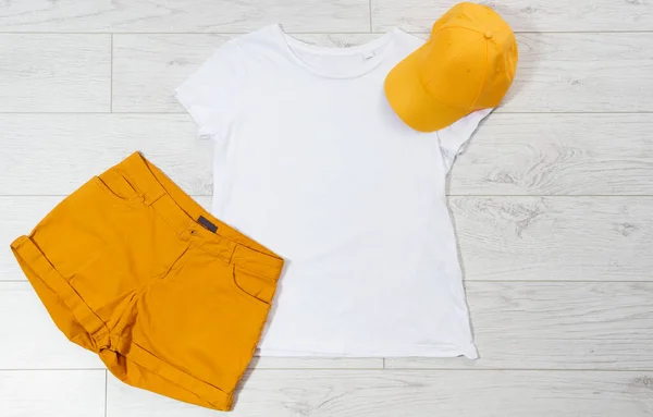 Shirt Bianca Casual Cappello Giallo Camicie Vista Dall Alto — Foto Stock