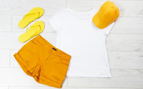 Lässiges Weißes Shirt Gelbe Kappe Gelbe Flip Flops Shirts Von — Stockfoto
