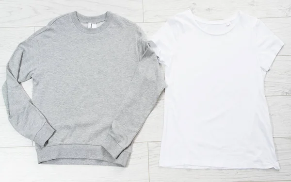 Graue Pullover Und Weißes Shirt Attrappe Von Oben Ansicht Kopierraum — Stockfoto