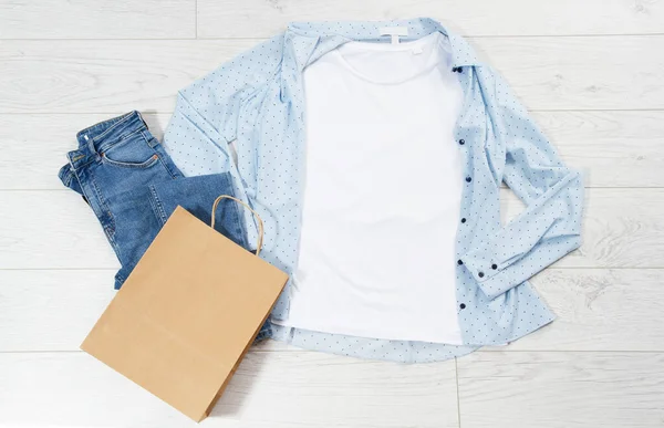 Kleding Achtergrond Wit Shirt Papieren Zak Mock Blauw Hemd Denim — Stockfoto