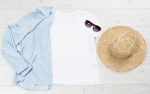 Shirt Branca Mock Camisa Azul Óculos Sol Vista Superior Chapéu — Fotografia de Stock