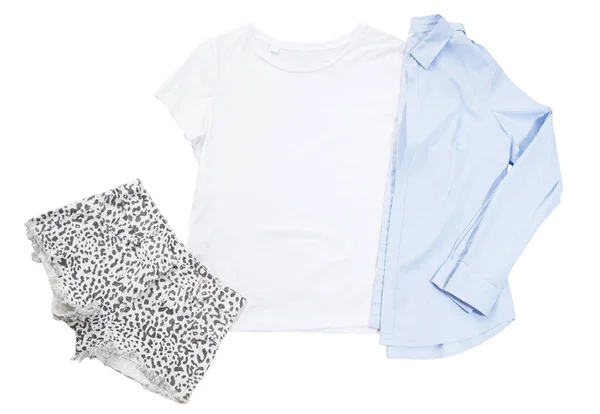 白のTシャツモックアップトップビュー孤立し 青のカジュアルなシャツと女性のショートパンツ — ストック写真