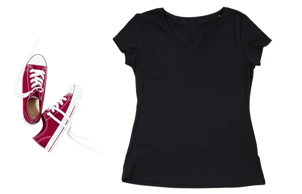 Leeres Shirt Isoliert Textfläche Rote Stylische Turnschuhe Schwarzes Shirt Kopierraum — Stockfoto