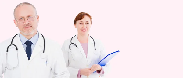 Twee Artsen Geïsoleerd Roze Achtergrond Kopieerruimte Ziektekostenverzekering Baan Voor Arts — Stockfoto