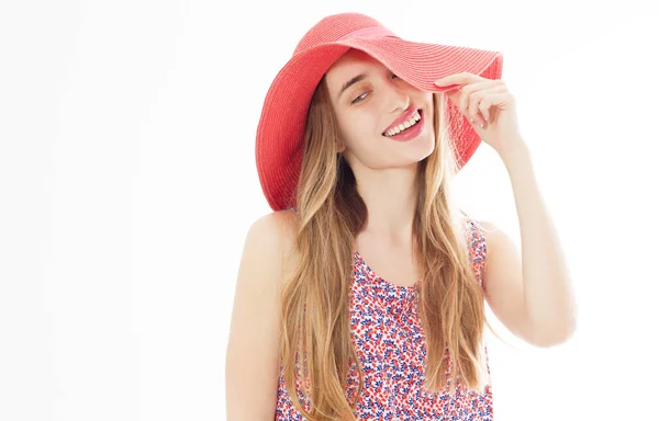 Retrato Uma Mulher Atraente Sorridente Vestido Verão Chapéu Posando Enquanto — Fotografia de Stock