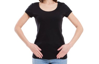 Siyah tişört, beyaz üzerinde izole edilmiş kadın modeli.