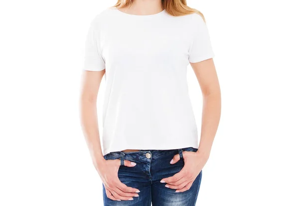 穿着时髦T恤衫的女孩被隔离在白色 T恤衫的模型中 — 图库照片