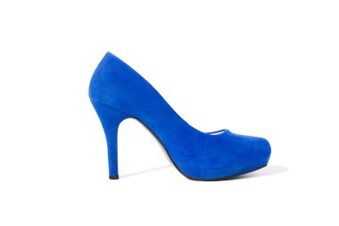 Beyaz arka planda izole edilmiş mavi topuklu kadın ayakkabısı. Moda kadın aksesuarları. Seçici odaklanma. Yerde kadın ayakkabıları..
