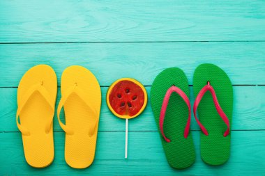 Moda terlikleri ve mavi ahşap arka planda şekerler. Üst görünüm