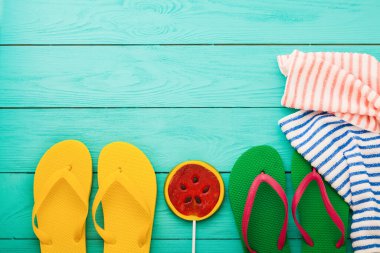 Mavi ahşap arka planda yaz aksesuarları. Üst görünüm