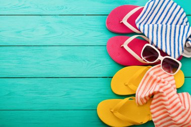 Mavi ahşap arka planda yaz aksesuarları. Üst görünüm