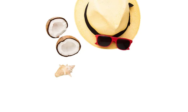 Sommerobjekte Hut Sonnenbrille Muschel Kokosnuss Sommerzeit Hintergrund Isoliert Auf Weiß — Stockfoto