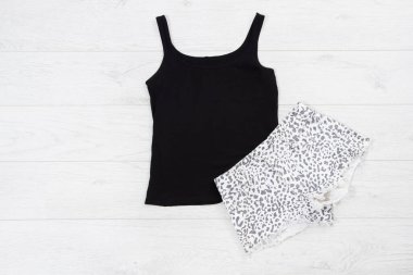 Yazlık siyah gömlek. Üst görünüm ve boşluk kopyala. Boş gömleklerin şablonu. Yazlık kıyafet. Düz giysiler..