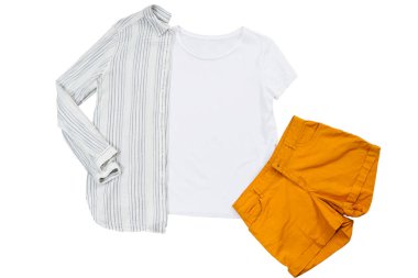 Beyaz yakın plan t-shirt beyaz arka planda izole bir şekilde yatıyordu. Yaz aksesuarları. Üst görünüm ve boşluk kopyala. Model tişört ve yaz tatili. Şablon boş gömlek.