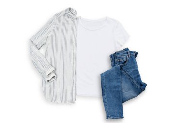 Summer White 'ın yakın plan tişörtü beyaz arka planda izole bir şekilde yatıyordu. Üst görünüm ve boşluk kopyala. Model tişört ve yaz tatili. Şablon boş gömlek.