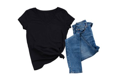 Summer White 'ın yakın plan tişörtü beyaz arka planda izole bir şekilde yatıyordu. Üst görünüm ve boşluk kopyala. Model tişört ve yaz tatili. Şablon boş gömlek.