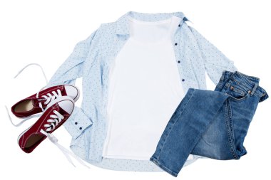 Summer White 'ın yakın plan tişörtü beyaz arka planda izole bir şekilde yatıyordu. Üst görünüm ve boşluk kopyala. Model tişört ve yaz tatili. Şablon boş gömlek.