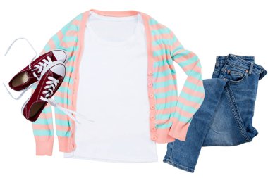 Summer White 'ın yakın plan tişörtü beyaz arka planda izole bir şekilde yatıyordu. Üst görünüm ve boşluk kopyala. Model tişört ve yaz tatili. Şablon boş gömlek.