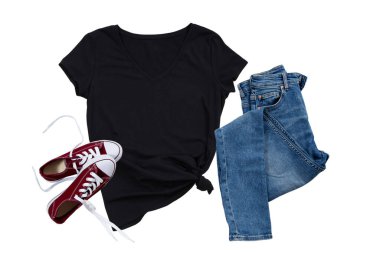 Summer White 'ın yakın plan tişörtü beyaz arka planda izole bir şekilde yatıyordu. Üst görünüm ve boşluk kopyala. Model tişört ve yaz tatili. Şablon boş gömlek.