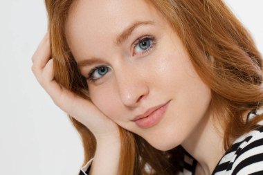 Makro suratlı kızıl saçlı kız beyaz arka planda izole edilmiş. Kadın güzelliği ve cilt bakımı. Makyaj yok. Kızıl saçlı güzel kadın. Seçici odak