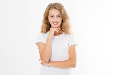 Beyaz arka planda beyaz tenli, sağlıklı saçlı, beyaz tenli beyaz bir kadının portresi. Uzayı kopyala Cilt bakım ve makyaj konsepti.