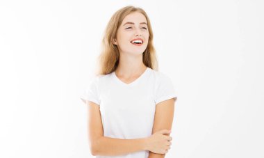 Mutlu kadın yüzü. Yazın beyaz şablonlu gülümseyen kız izole edilmiş. Uzayı kopyala Eğlence zamanı. Model