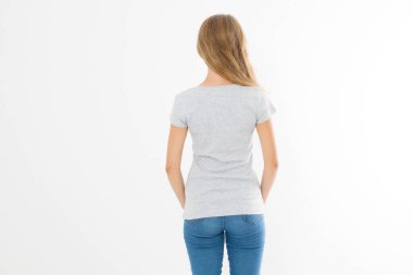 Beyaz arka planda izole edilmiş boş tişörtlü kadın. Arkadan bak. Model yap. Boşluğu kopyala.