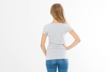 Beyaz arka planda izole edilmiş boş tişörtlü kadın. Arkadan bak. Model yap. Boşluğu kopyala.