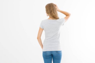 Beyaz arka planda izole edilmiş boş tişörtlü kadın. Arkadan bak. Model yap. Boşluğu kopyala.