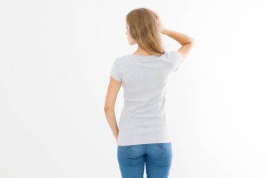 Beyaz arka planda izole edilmiş boş tişörtlü kadın. Arkadan bak. Model yap. Boşluğu kopyala.