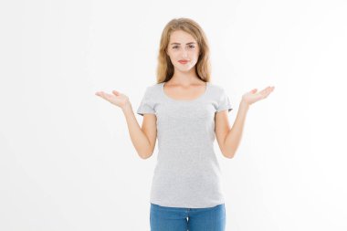 Yazlık tişört giyen gülümseyen sarışın beyaz kadın portresi beyaz şablona ve boş arka plana izole edilmiş ellerle fotokopi odasını işaret ediyor. Reklam yeri