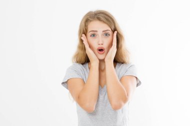 Kafkasyalı sarışın genç bir kadının sıcak haberler vermesine şaşırdım. Dedikoducu kız beyaz arka planda izole edilmiş. Yaz tişörtü şablonu boş. Boşluğu kopyala