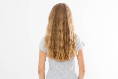Beyaz arka planda uzun ve dalgalı sağlıklı saçları olan sarışın kız. Genç kadın moda saç stili arka görüş. Şablon ve boş kopyalama alanı.