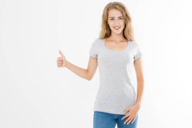 Mutlu kadın yüzü, temiz dişli gülüşü. Gülümseyen kız beyaz arka planda büyük baş parmak işareti gösteriyor. Vücut dili. Boşluğu kopyala