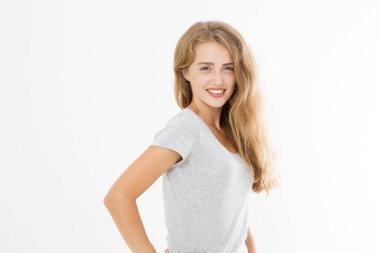 Beyaz arka planda izole edilmiş beyaz saçlı genç bir kız. Uzayı kopyala Model yap. Mükemmel cilt ve saç. Cilt bakım ve makyaj konsepti.