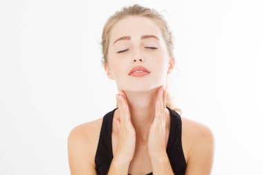 Boyun ağrısı. Makro surat. Beyaz arka planda izole edilmiş güzel beyaz kadın. Yaşlanma, spa ve kırışıklık önleyici konsept. Cilt bakımı ve kadın yüzü. Boşluğu kopyala