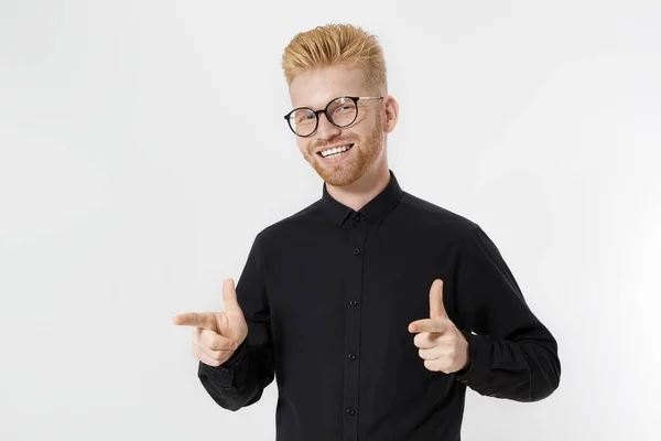 Siyah Tişörtlü Gözlüklü Fotokopi Alanını Gösteren Mutlu Stil Sahibi Adam — Stok fotoğraf