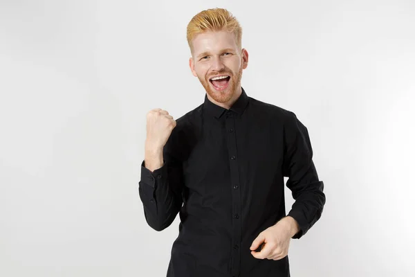 一个穿着黑衬衫的快乐的欧洲小伙子的近照 人生赢家的概念 时尚的年轻企业家 男性创业概念 复制空间 — 图库照片