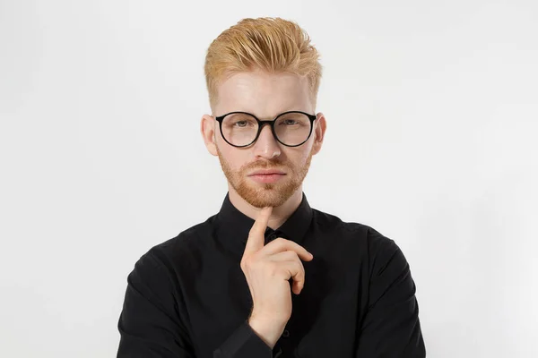 青年企业家产生商业观念 近距离思考的男人在黑色衬衫和眼镜隔离 复制空间 自我提升 严肃的男性面孔 红头发 红胡子 — 图库照片