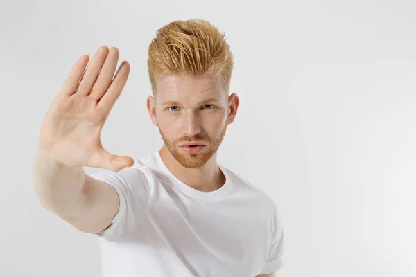 Işaretini Durdur Beyaz Şablon Tişörtlü Genç Adam Dur Işareti Gösteriyor — Stok fotoğraf