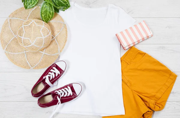 白い女性のTシャツの木製の背景に平らなレイアウトをモック トップビューとコピースペース モックアップTシャツと夏 テンプレート空のシャツ — ストック写真