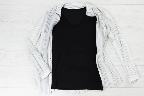 Zwart Close Shirt Mock Plat Lag Witte Houten Achtergrond Bovenaanzicht — Stockfoto