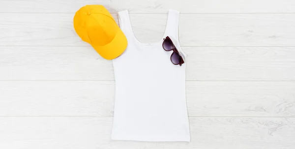 Weißes Nahaufnahme Shirt Attrappe Lag Flach Auf Weißem Holzgrund Ansicht — Stockfoto