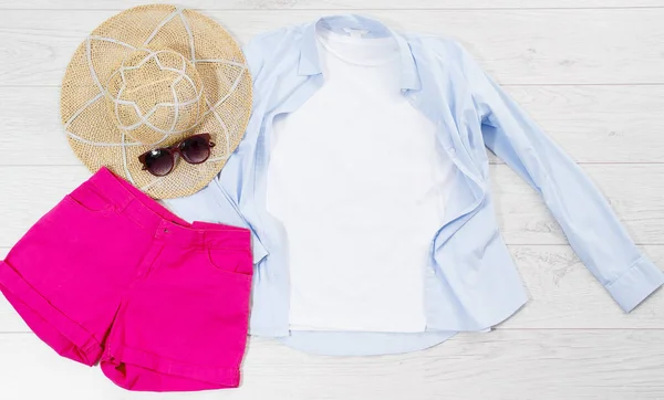 Weißes Nahaufnahme Shirt Attrappe Lag Flach Auf Holzgrund Sommer Accessoires — Stockfoto