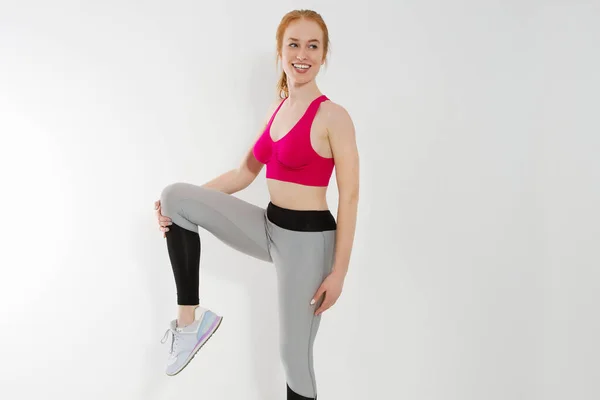 Jovem Menina Esportiva Esporte Usar Roupas Isoladas Fundo Branco Feliz — Fotografia de Stock