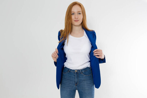 Женщина в белой футболке и черной кожаной куртке изолированы на белом фоне. Рыжая девушка в модной одежде вид спереди. Пустой шаблон летней футболки. Копирование пространства