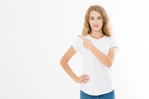 Retrato Mulher Branca Loira Sorrindo Jovem Vestindo Camiseta Verão Apontando — Fotografia de Stock
