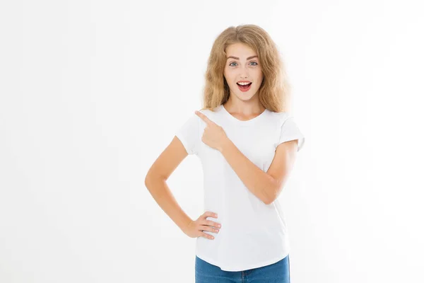 Portret Uśmiechniętej Młodej Blondynki Rasy Kaukaskiej Letniej Koszuli Wskazującej Przestrzeń — Zdjęcie stockowe